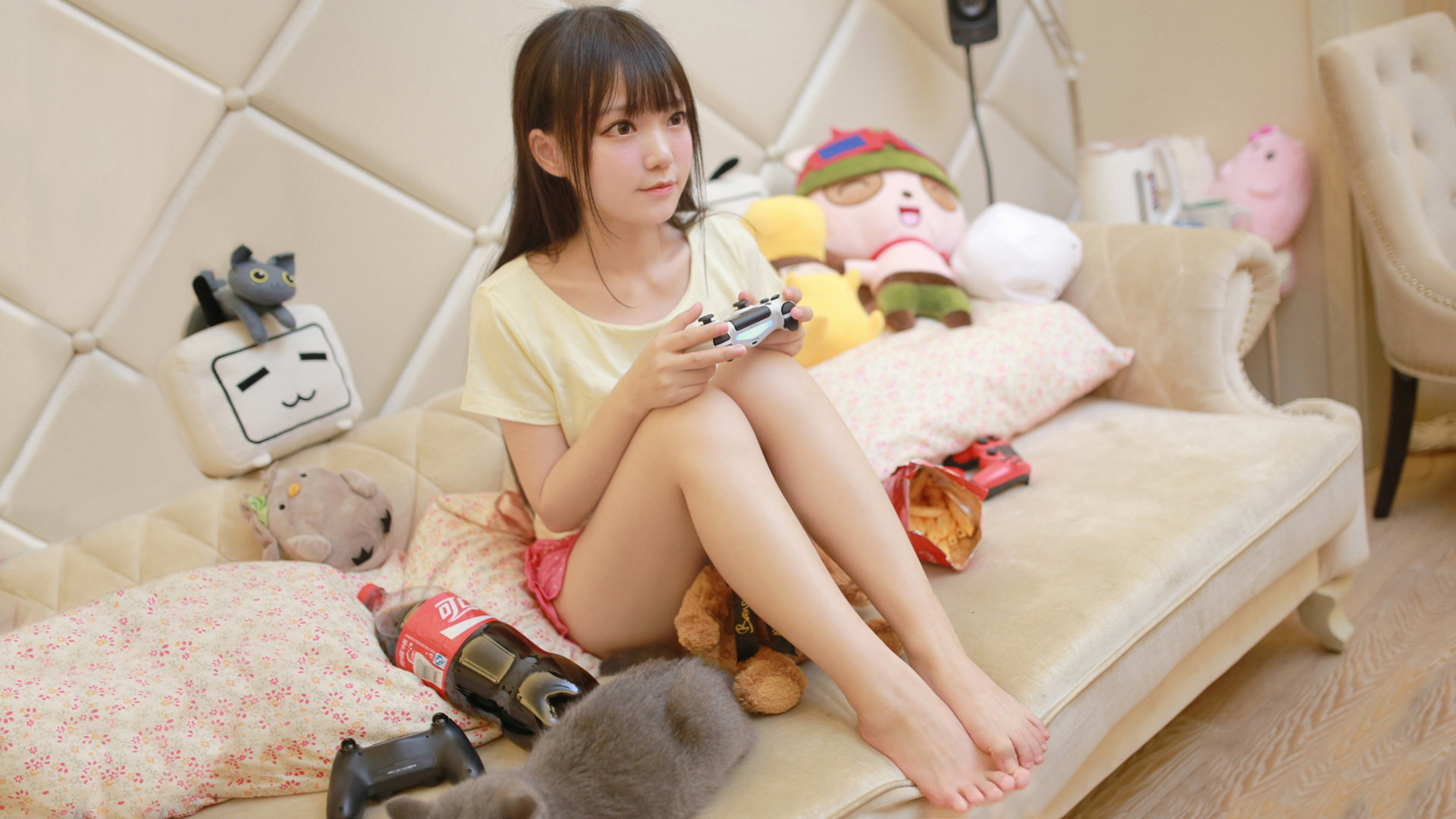 激烈角逐:球场上的火药味愈发浓厚,足球场上球迷放的烟火